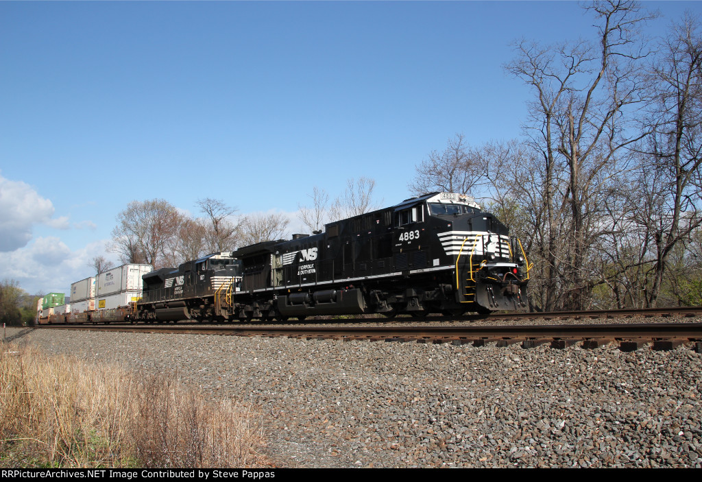NS 4883 leads train 260 east through Cove PA